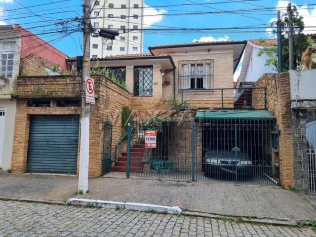 Casa com 3 dormitórios, 2 banheiros  mais quarto grande nos fundos, quintal e 2 vagas.