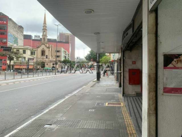 Loja Comercial, ao lado do Metrô  Liberdade, com 300m²  4 banheiro e 4 vagas Centro de São Paulo.