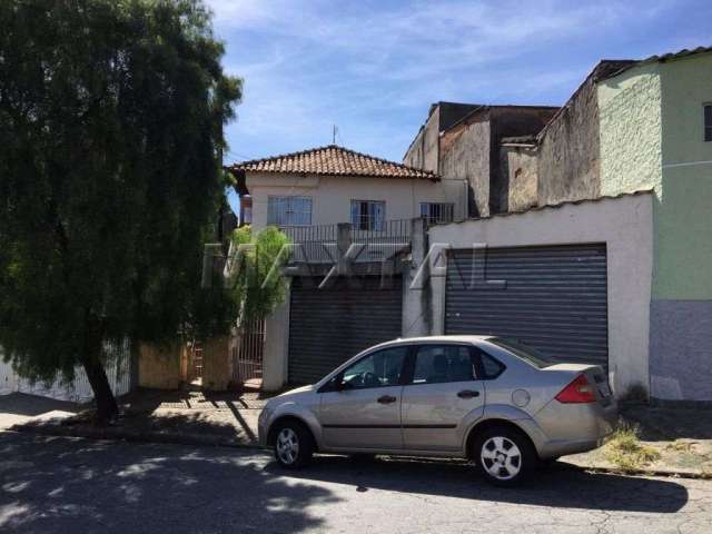 Terreno com 200m², possui 2 casas, próximo a Av. Engenheiro  Caetano