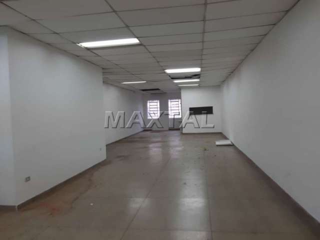 Sala comercial de 150m², com banheiro, possuindo um galpão em baixo separado.