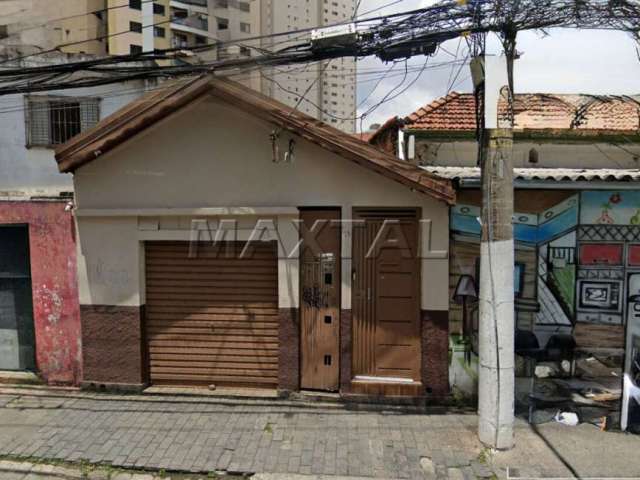 Casa térrea antiga à venda à poucos metros do Metrô Parada Inglesa, terreno com 175m².