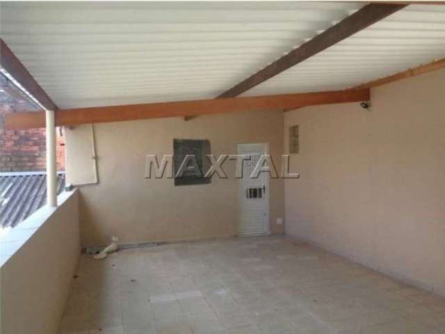 Terreno com 4 casas alugadas, com 330m², terreno em declive, 15,50 m de frente.