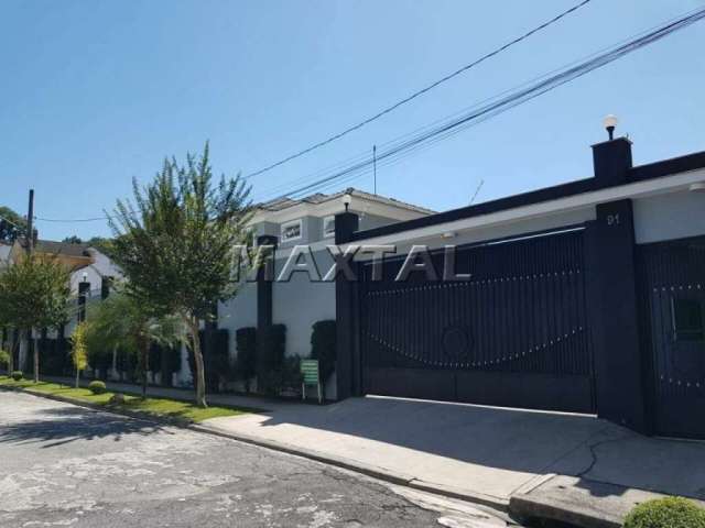 Casa em condomínio com 220m², 3 Dormitórios, 3 Suítes, 4 Banheiros e 3 Vagas.