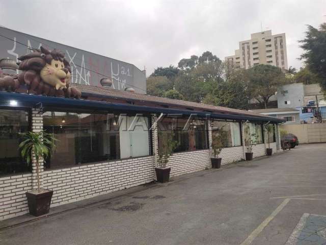 Salão comercial com 500m², 5 salas, 4 banheiros, estacionamento super amplo na Av. Mazzei.