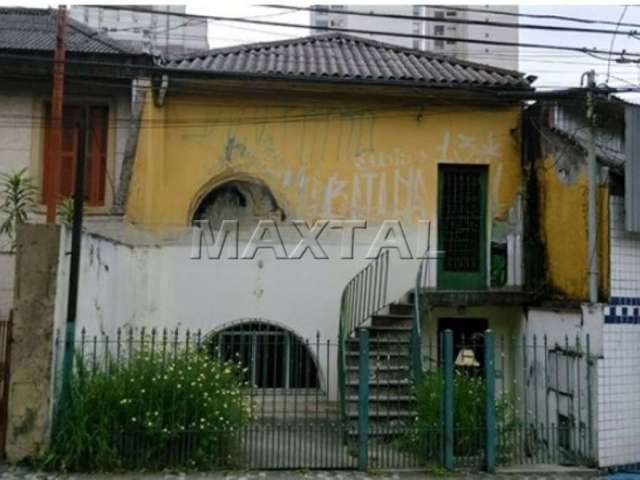 Terreno à venda no Chora Menino, com casa térrea para reforma ou demolição.