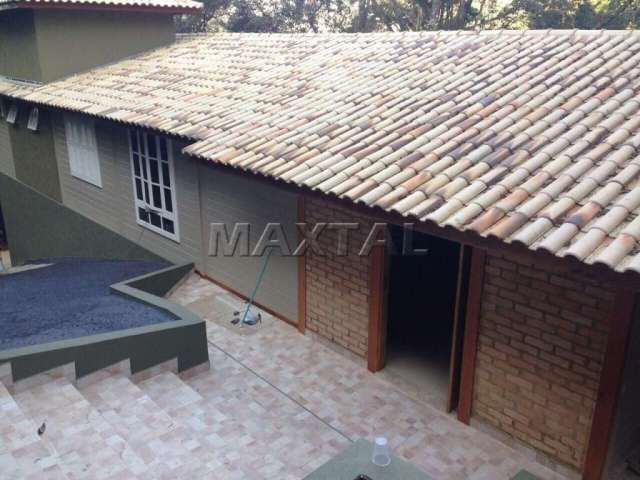 Casa em Mairiporã com 1,570 m², 3 dormitórios, 3 suítes e 6 vagas  .