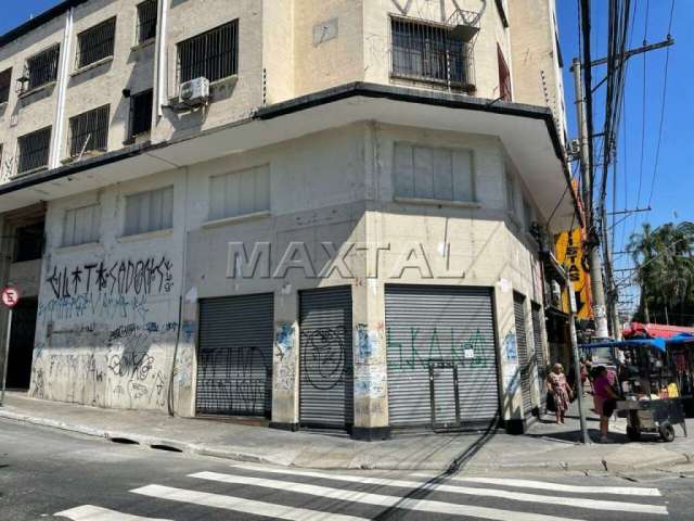 Loja de esquina na Penha, com 160m² mais estoque com total 340m², 2 vitrines, na Zona Leste.