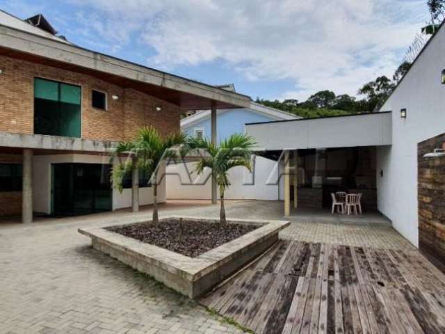 Lindo sobrado com 05 suítes, 01 lavabo, 08 banheiros, 05 vagas de garagem. 460 m².