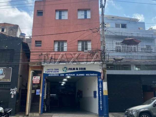 Prédio residencial de 2 andares com 4 apartamentos e um comércio no térreo.