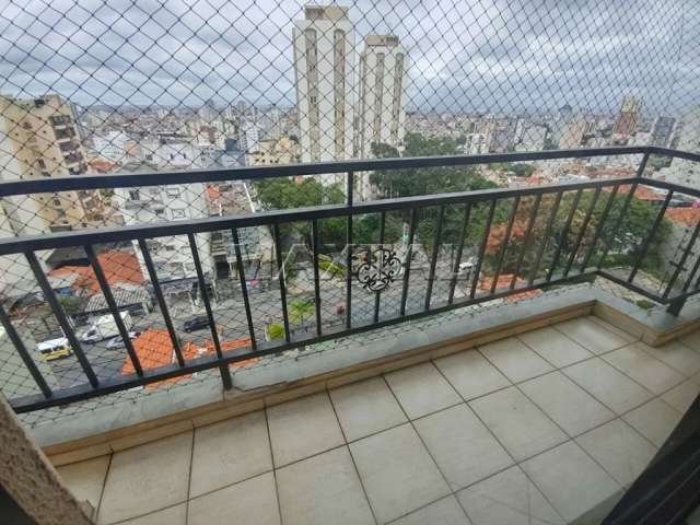 Apartamento com três dormitórios, uma suíte, cozinha americana, lavabo, varandas e vaga fixa.