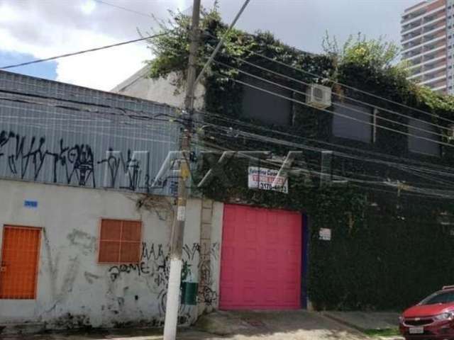 Galpão à venda com 480m², todo em piso de concreto em região comercial da Barra Funda.