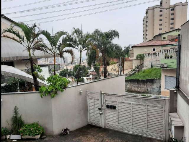 Sobrado em Condomínio fechado com 2 suítes, copa e cozinha, sala para dois ambientes e duas vagas.