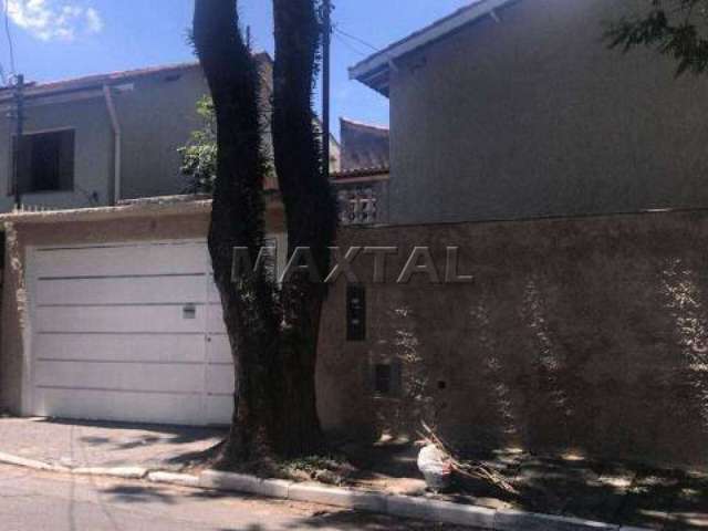 Casa térrea à venda, com 4 dormitórios, 1 suíte e 4 vagas de garagem.  Com 218m².