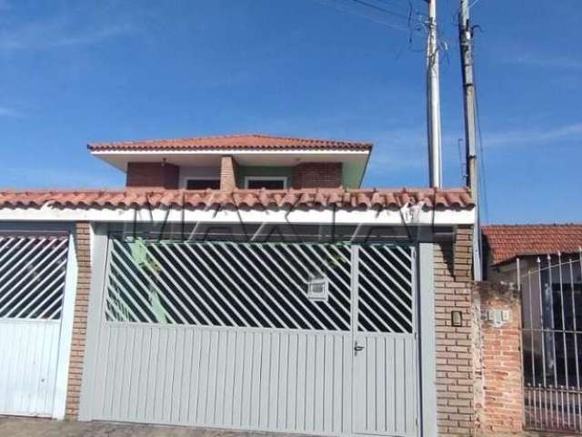 Sobrado 130m², 03 vagas de garagem, 04 quartos sendo 01 suíte, quintal e churrasqueira.