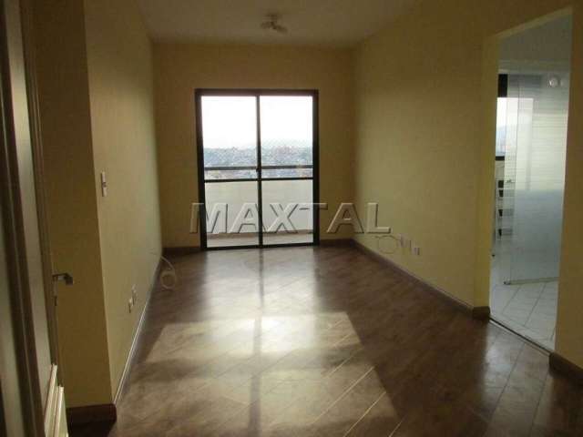 Apartamento no Chora Menino, 68m², 2 dormitórios, 1 deles suíte, 1 banheiro e 2 vagas de garagem.