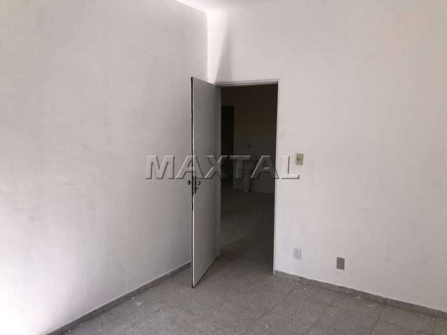 Apartamento de 64m². 2 dormitórios, sala, cozinha grande e varanda. Na Avenida Ataliba Leonel.