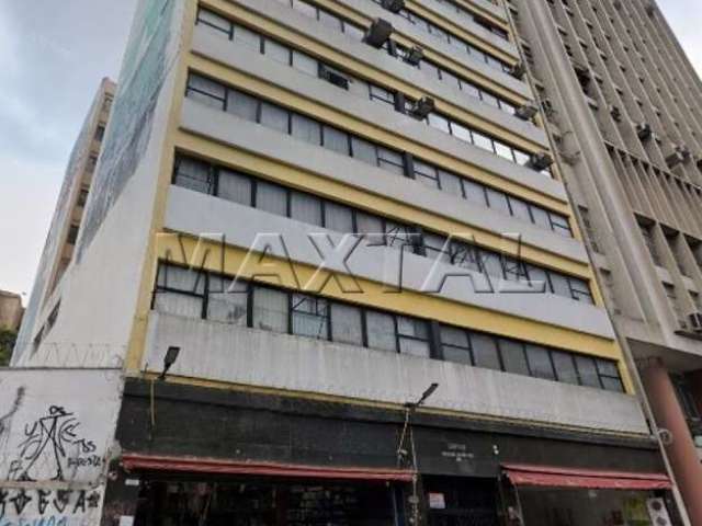 Sala comercial para alugar na Avenida Prestes Maia, Centro de São Paulo.