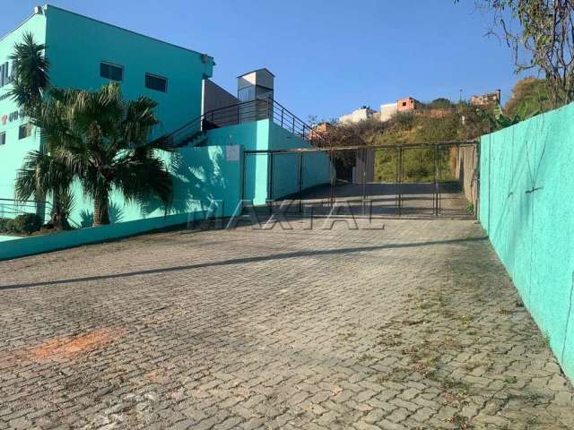 Galpão em Suzano com 5.640 m², 3 banheiros, escritório moderno e 100 vagas de estacionamento.