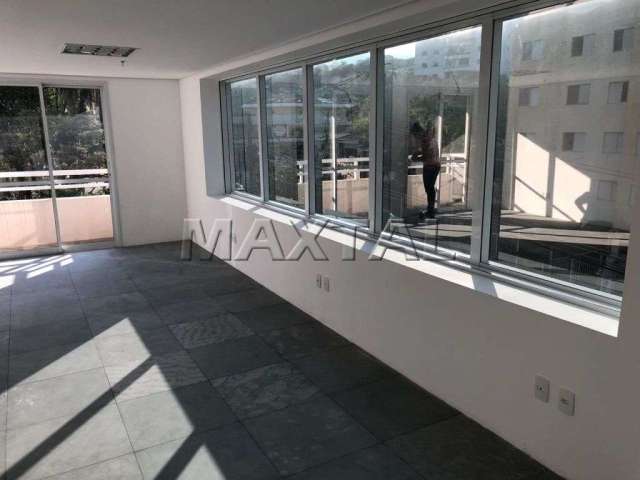 Sala comercial à venda, com 55m²,  em travessa da Avenida Braz Leme, com janela lateral e frontal.