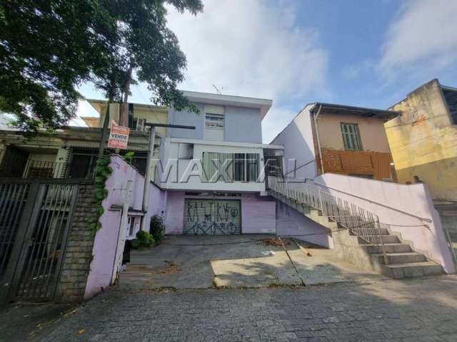 Sobrado à venda com bastante frente, 223m² com 3 quartos no bairro da Água Fria, quintal grande.