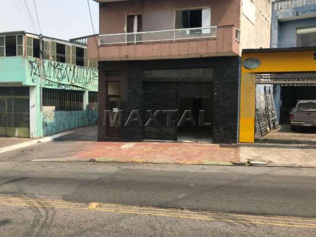 Salão comercial de 112 m², com portão lateral para carga e descarga, 1 escritório e estoque.