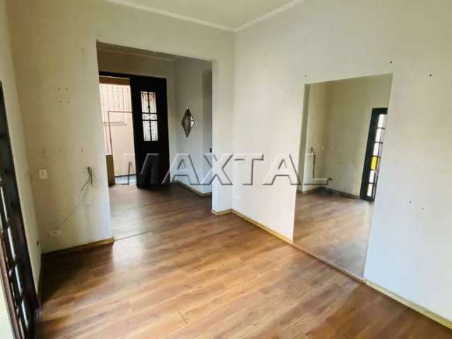 Casa com 2 dormitórios com sala de jantar e sala de estar com uma varanda com boa vista.