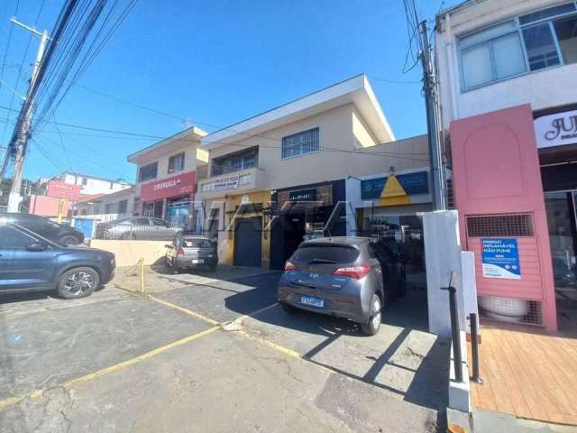 Prédio comercial à venda no Imirim, com 3 lojas no térreo e casa na sobreloja.