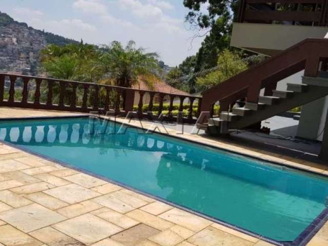 Residência de alto padrão com 04 suítes, 6 vagas, piscina e pomar. Serra da Cantareira.