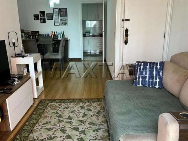 Apartamento com 3 dormitórios, sala, cozinha, 2 banheiros, sacada e uma vaga de garagem.