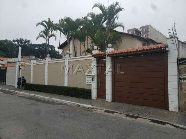 Casa em condomínio Fechado, na Vila Mazzei, com três dormitórios, três suítes, cozinha e duas vagas.