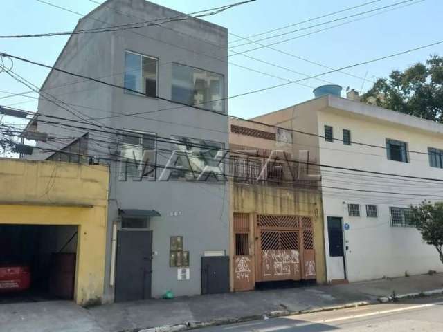 Prédio residencial em Santana com 16 kitnets, com banheiros, cama, armário, micro-ondas, frigobar.