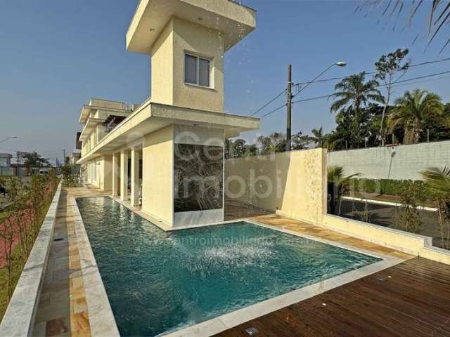 CASA à venda com piscina e 4 quartos em Peruíbe, no bairro Residencial Flora Rica