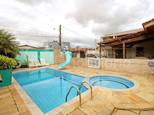 CASA à venda com piscina e 3 quartos em Peruíbe, no bairro Jardim Veneza