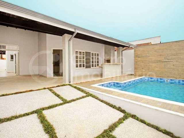 CASA à venda com piscina e 3 quartos em Peruíbe, no bairro Parque Balneario Oasis