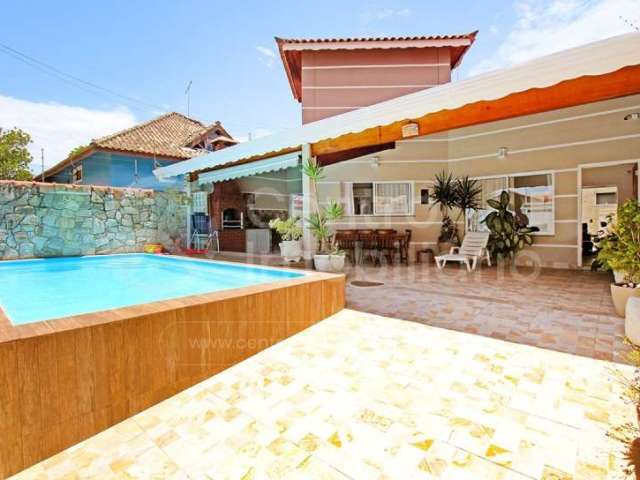 CASA à venda com piscina e 3 quartos em Peruíbe, no bairro Jardim Icaraiba