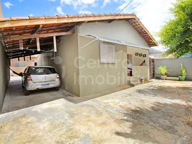 CASA à venda com 2 quartos em Peruíbe, no bairro Jardim Brasil