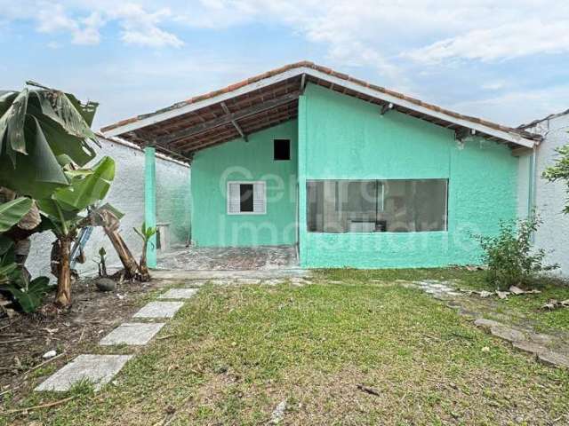 CASA à venda com 3 quartos em Peruíbe, no bairro Jardim Icaraiba