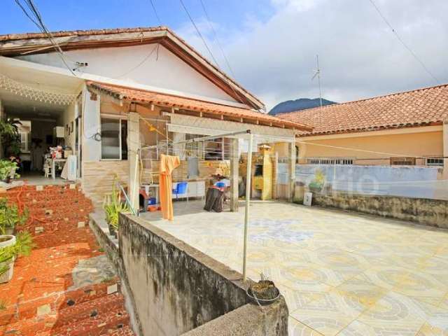 CASA à venda com 2 quartos em Peruíbe, no bairro Centro