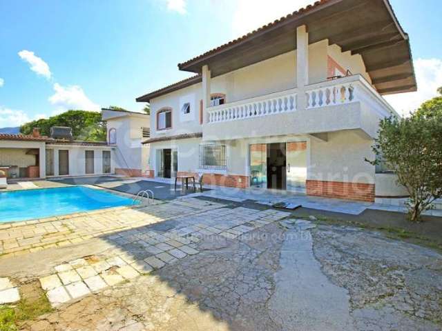 CASA à venda com piscina e 4 quartos em Peruíbe, no bairro Centro