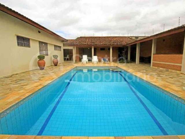 CASA à venda com piscina e 5 quartos em Peruíbe, no bairro Balneario Sambura