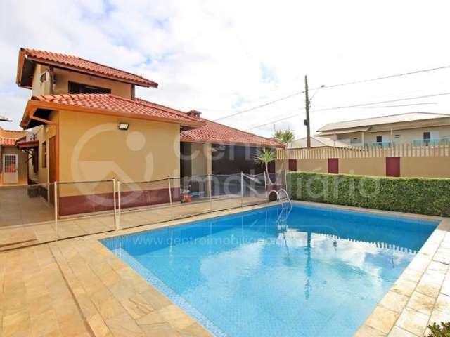 CASA à venda com piscina e 3 quartos em Peruíbe, no bairro Parque Balneario Oasis