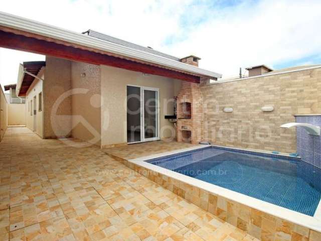 CASA à venda com piscina e 2 quartos em Peruíbe, no bairro Flora Rica