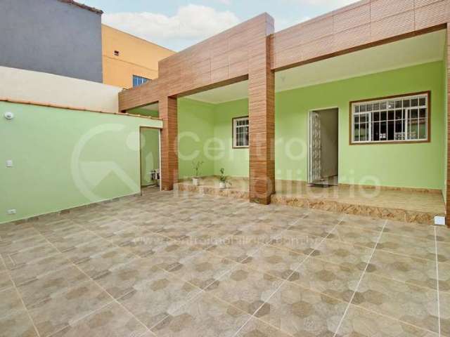 CASA à venda com piscina e 2 quartos em Peruíbe, no bairro Centro