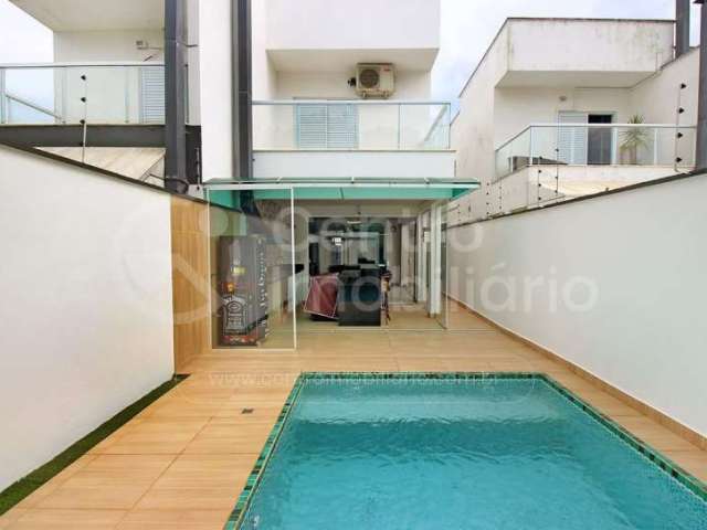 CASA à venda com piscina e 3 quartos em Peruíbe, no bairro Centro