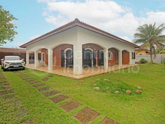 CASA à venda com piscina e 3 quartos em Peruíbe, no bairro Jardim Três Marias