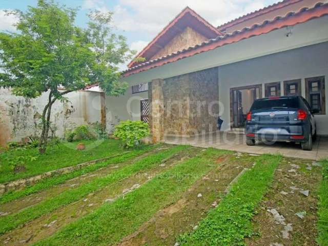 CASA à venda com 3 quartos em Peruíbe, no bairro Centro