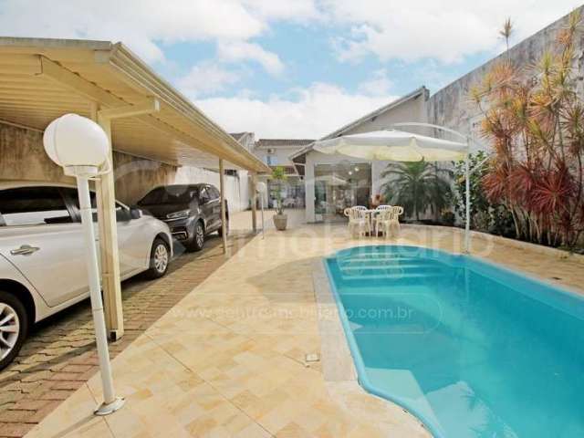 CASA à venda com piscina e 4 quartos em Peruíbe, no bairro Centro