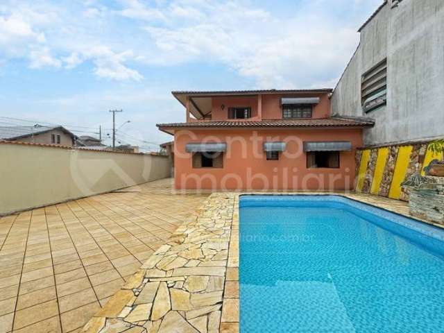 CASA à venda com piscina e 3 quartos em Peruíbe, no bairro Maria H Novaes