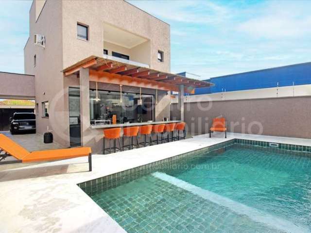 CASA à venda com piscina e 3 quartos em Peruíbe, no bairro Belmira Novaes