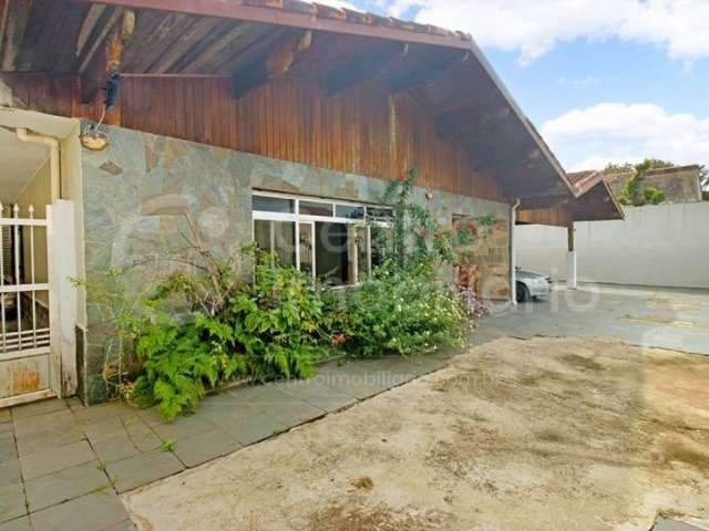 CASA à venda com piscina e 4 quartos em Peruíbe, no bairro Centro